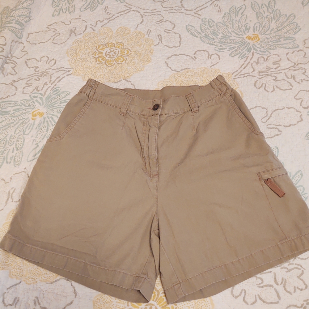 Ladies Woolrich khaki shorts size 8